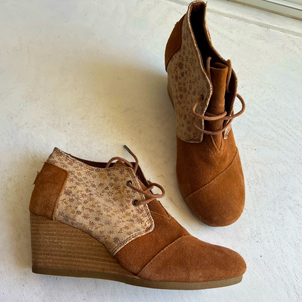 TOMS suede fall 🍂 wedge booties